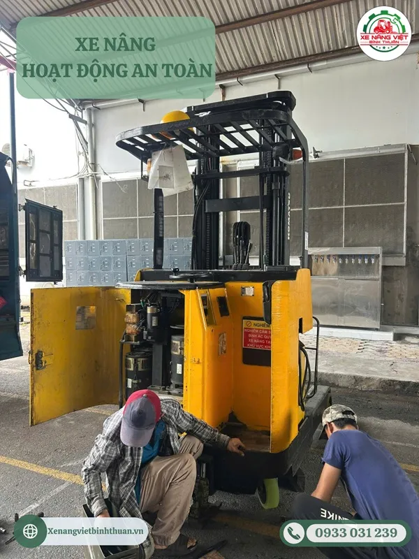 Xe nâng hoạt động an toàn