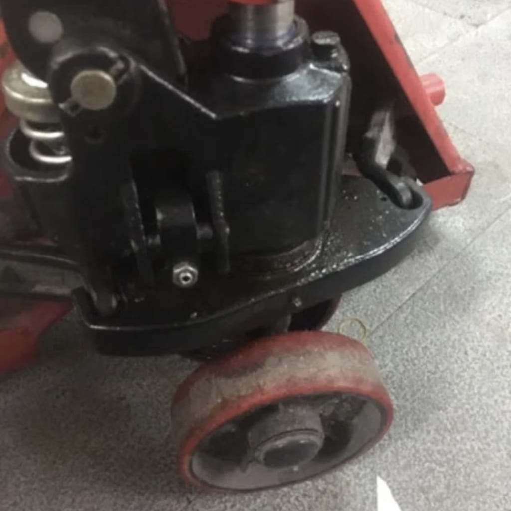 Sửa xe nâng tay bị rò rỉ dầu thủy lực