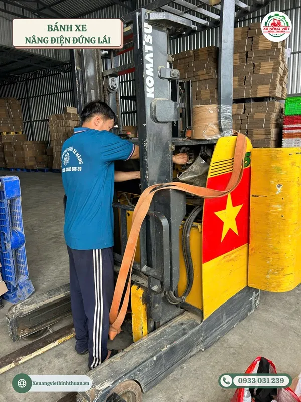 banh xe nang dien dung lai